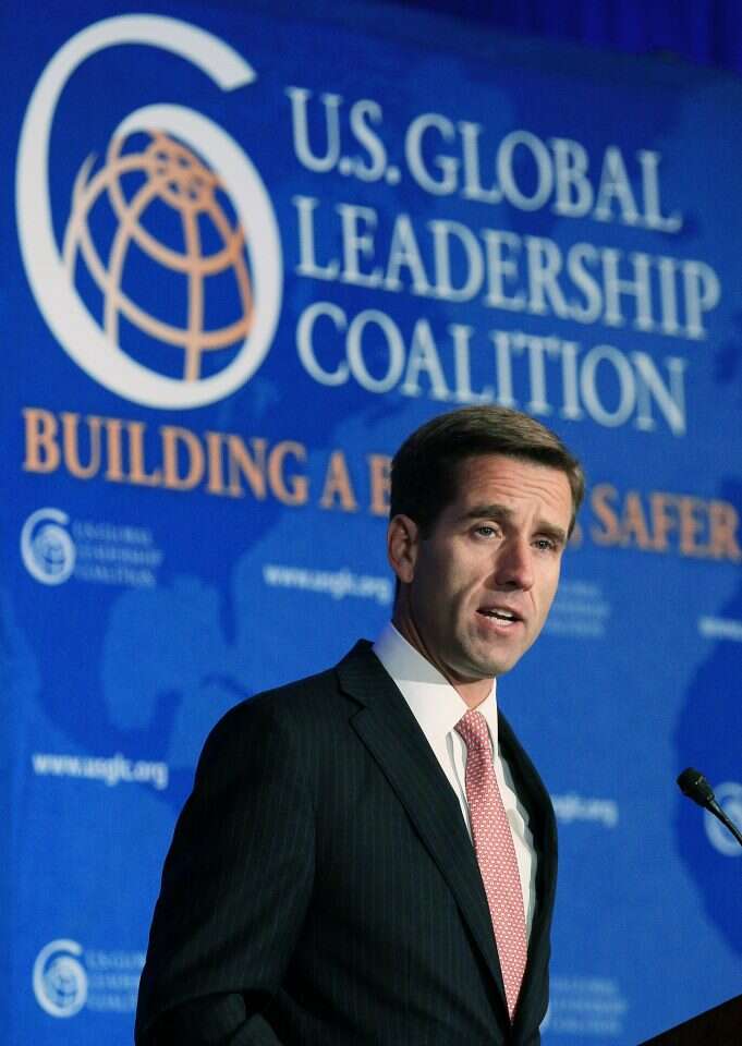 הובא למנוחות בטקס קתולי בנוכחות הרב בילס. בּוֹ ביידן. | AFP הובא למנוחות בטקס קתולי בנוכחות הרב בילס. בּוֹ ביידן. | AFP