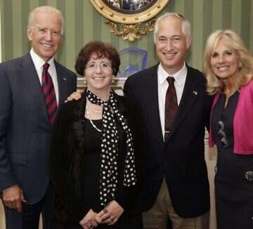 רוצים להצטלם. ג'יל וג'ו ביידן עם הרב בילס ורעייתו. | באדיבות המצולם רוצים להצטלם. ג'יל וג'ו ביידן עם הרב בילס ורעייתו. | באדיבות המצולם