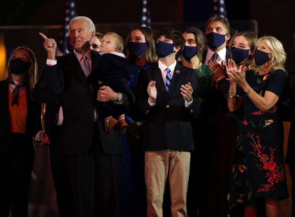 "משה רבנו היה בן 80 כשהוציא את בני ישראל ממצרים". ביידן עם נכדיו בחגיגות הניצחון בבחירות. | גטי אימג'ס "משה רבנו היה בן 80 כשהוציא את בני ישראל ממצרים". ביידן עם נכדיו בחגיגות הניצחון בבחירות. | גטי אימג'ס