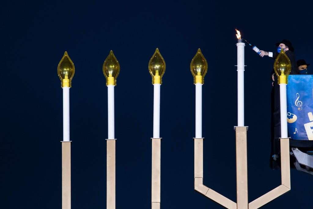 "לא ידעתי שיש חנוכייה לאומית". רבי לוי שם־טוב בחנוכה, השנה. | AFP "לא ידעתי שיש חנוכייה לאומית". רבי לוי שם־טוב בחנוכה, השנה. | AFP