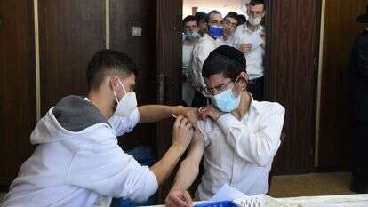 חיסונים בישיבת פונוביץ' בבני ברק. | יוסי זליגר