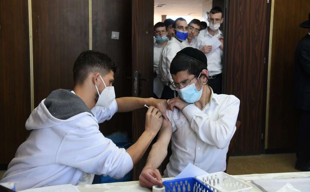 חיסונים בישיבת פונוביץ' בבני ברק. | יוסי זליגר