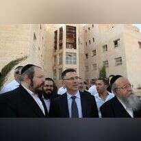 סער בביתר עילית ב־ 2011. עם ראש העיר מאיר רובינשטיין (משמאל) וח"כ דאז מנחם אליעזר מוזס. | יעקב נחומי, פלאש 90