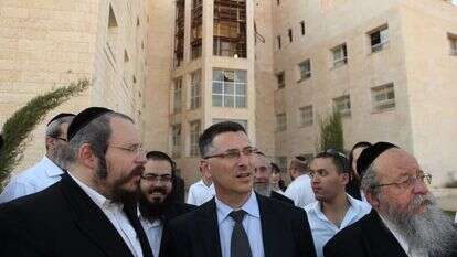 סער בביתר עילית ב־ 2011. עם ראש העיר מאיר רובינשטיין (משמאל) וח"כ דאז מנחם אליעזר מוזס. | יעקב נחומי, פלאש 90