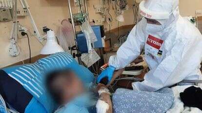 ממונה מערך מתנדבי הקורונה בעזר מציון, זאב פרוינד, בבית החולים שיבא תל השומר. | באדיבות עזר מציון