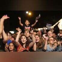 צעירים ישראלים בהופעה לפני עידן הקורונה. | קוקו