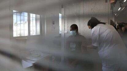 מדינה ליברלית יכולה להגן על אזרחיה מפני הסרבנים. | EPA מדינה ליברלית יכולה להגן על אזרחיה מפני הסרבנים. | EPA