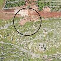 מתחם המזבח בהר עיבל. המזבח (בתחתית התמונה), וקטע החומה שהרסו הפלסטינים (מסומן בעיגול). | שמוליק לוין