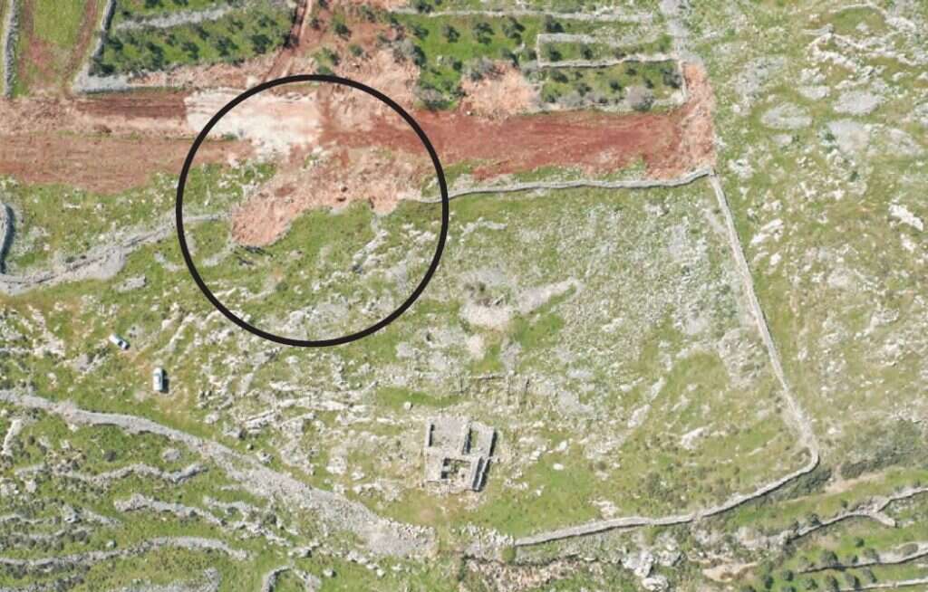 מתחם המזבח בהר עיבל. המזבח (בתחתית התמונה), וקטע החומה שהרסו הפלסטינים (מסומן בעיגול). | שמוליק לוין