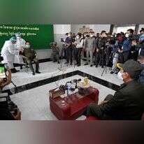 שר ההגנה הסיני (מימין) צופה במבצע החיסונים של קציני צבאו, ביום רביעי. | AFP