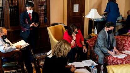 מנהלי משפט ההדחה בסנאט נערכים לנאומיהם בתחילת הדיונים ביום חמישי. | דמטריוס פרימן - הוושינגטון פוסט מנהלי משפט ההדחה בסנאט נערכים לנאומיהם בתחילת הדיונים ביום חמישי. | דמטריוס פרימן - הוושינגטון פוסט