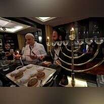 ישראלים חוגגים לראשונה את חג החנוכה בדובאי, דצמבר 2020. | AFP