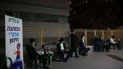 ממתינים לחיסון בבני ברק. | גדעון מרקוביץ'