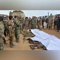 חיילי צבא אפגניסטן עומדים מעל גופות של לוחמי טאליבן. | AFP