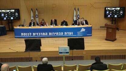 ועדת הבחירות המרכזית בדיונים על פסילת הרשימות. | לע"מ