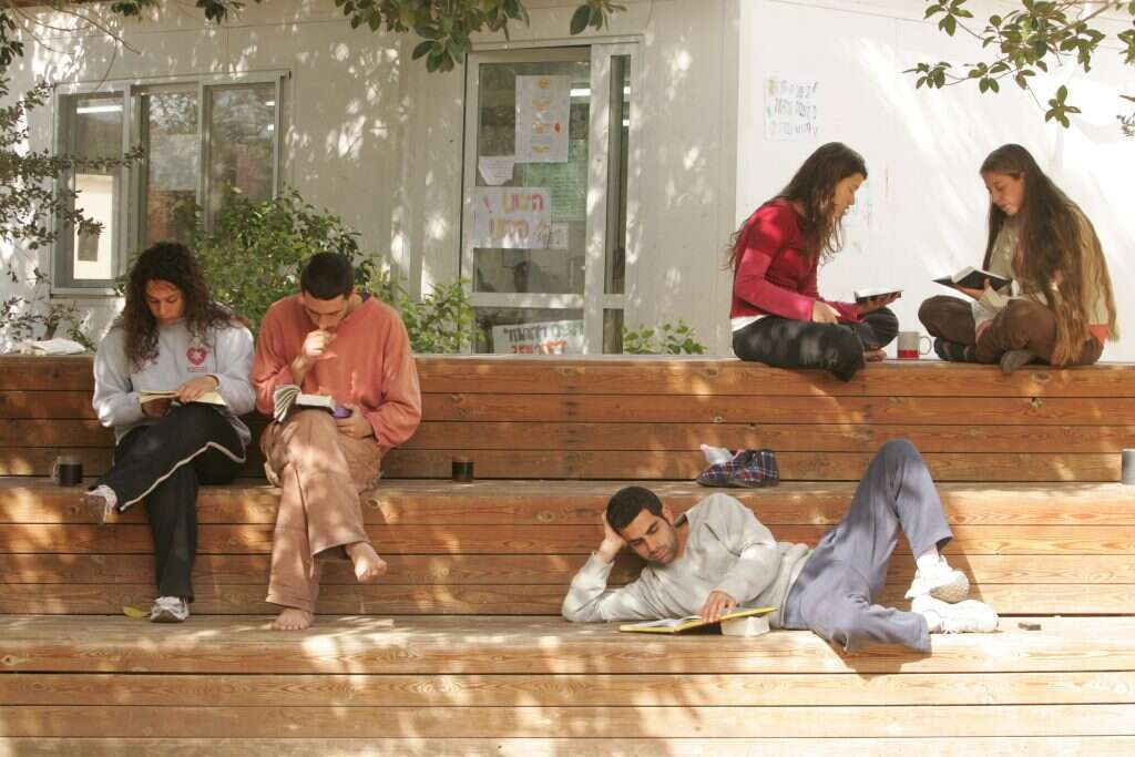 לימודים שהציפו שאלות. מדרשת עין–פרת. (למצולמים אין קשר לכתבה). | מרים צחי לימודים שהציפו שאלות. מדרשת עין–פרת. (למצולמים אין קשר לכתבה). | מרים צחי