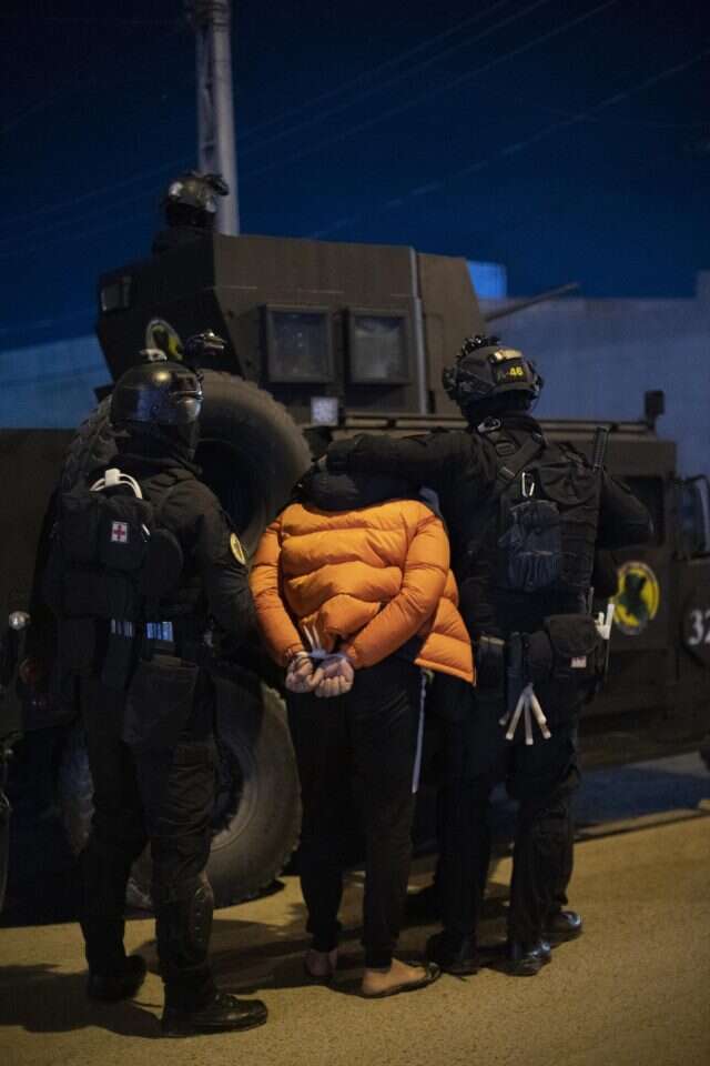 אל־ עיסאווי נלכד ונלקח למעצר. | צ'רלס תיאפן, הוושינגטון פוסט