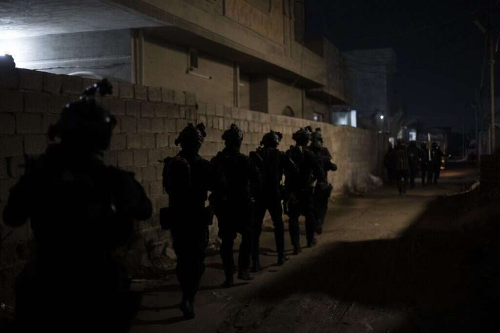 הקומנדו העיראקי בדרך למעצר בפלוג'ה, לפני כשלושה שבועות. | צ'רלס תיאפן, הוושינגטון פוסט