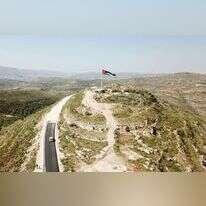 דגל פלסטיני בתל־ארומה בשומרון. | ארגון "שומרים על הנצח". דגל פלסטיני בתל־ארומה בשומרון. | ארגון "שומרים על הנצח".