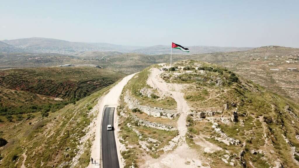דגל פלסטיני בתל־ארומה בשומרון. | ארגון "שומרים על הנצח".