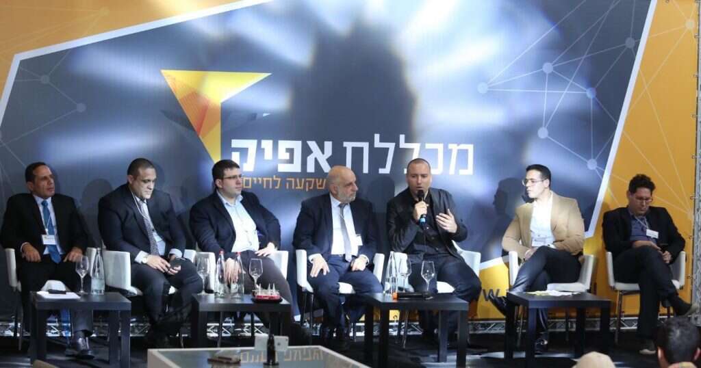 פאנל מומחים בכנס הסטודנטים והבוגרים של המכללה בהשתתפות בכירי המשק. | יח"צ