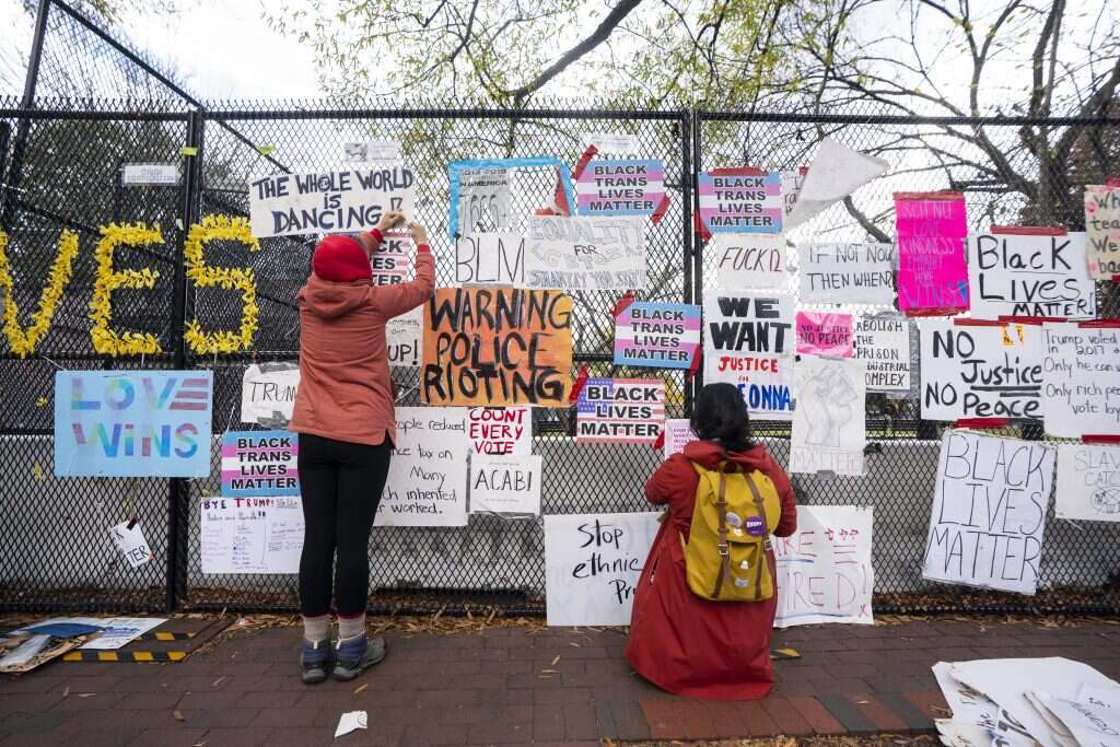 המאבק מתמסד, אך המיעוטים מתעוררים להתנער ממנו. כרזות למען תנועת "חיי שחורים נחשבים". | EPA