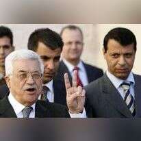 מאבד תמיכה ציבורית. אבו־מאזן ודחלאן (מימין) ב־ 2006. | Eliana Aponte