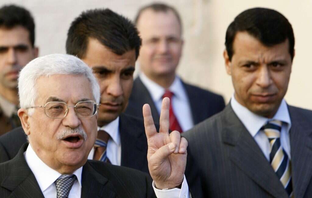 מאבד תמיכה ציבורית. אבו־מאזן ודחלאן (מימין) ב־ 2006. | Eliana Aponte