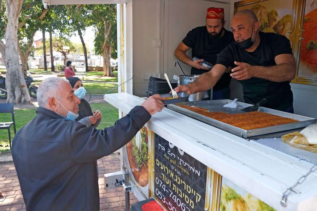 דוכן כנאפה למתחסנים בתל-אביב. | AFP