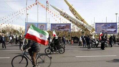 פעילים איראנים בעצרת לציון 42 שנה למהפכה האסלאמית. כיכר אזאדי בטהרן, פברואר 2021. | AFP פעילים איראנים בעצרת לציון 42 שנה למהפכה האסלאמית. כיכר אזאדי בטהרן, פברואר 2021. | AFP