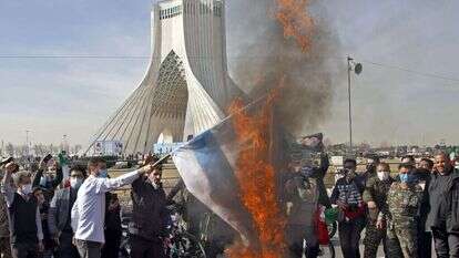 אזרחים איראנים שורפים את דגל ישראל בטהרן | AFP