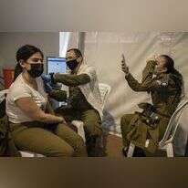 חיילת מתחסנת במתחם חיסונים צה"לי. למצולמים אין קשר לכתבה. | AP