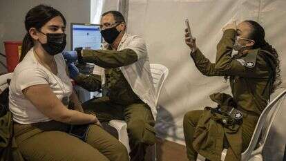 חיילת מתחסנת במתחם חיסונים צה"לי. למצולמים אין קשר לכתבה. | AP