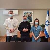 הרצוג עם רופאים העולים יעל כהן מספרד וארי שרובסקי מארגנטינה. | באדיבות הסוכנות היהודית