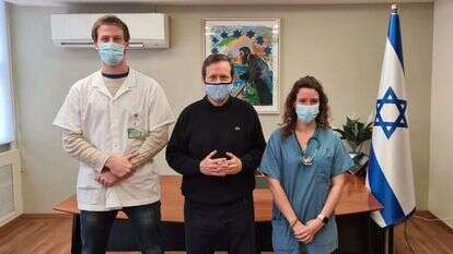 הרצוג עם רופאים העולים יעל כהן מספרד וארי שרובסקי מארגנטינה. | באדיבות הסוכנות היהודית