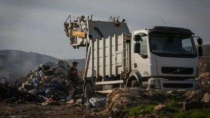 משרפה מחוץ לכפר הפלסטיני רמון. | הדס פרוש, פלאש 90 משרפה מחוץ לכפר הפלסטיני רמון. | הדס פרוש, פלאש 90