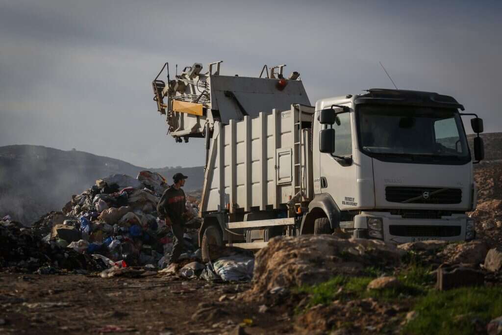 משרפה מחוץ לכפר הפלסטיני רמון. | הדס פרוש, פלאש 90