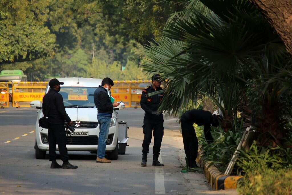 שוטרי ניו־דלהי בוחנים את זירת פיצוץ המטען ליד שגרירות ישראל, לפני שלושה שבועות. | גטי אימג'ס