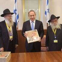 חסידי חב"ד מגישים מצות לראש הממשלה בנימין נתניהו. | עמוס בן גרשום לע"מ