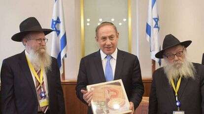 חסידי חב"ד מגישים מצות לראש הממשלה בנימין נתניהו. | עמוס בן גרשום לע"מ חסידי חב"ד מגישים מצות לראש הממשלה בנימין נתניהו. | עמוס בן גרשום לע"מ