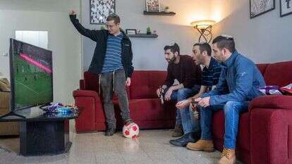 "בכל פעם שרק חלקנו מוזמנים לאירוע, אלה שנשארים בדירה משקיעים בארוחה ומרימים כוסית "לחיי המקופחים"". | יוסי אלוני