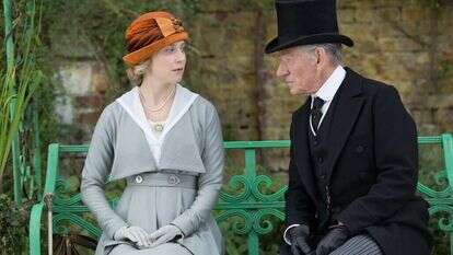 שרלוק הולמס משולב בעלילה כמי שמתייחס בשוויוניות לעלמה ג'קיל המבקשת את עזרתו בפענוח התעלומה. אילוסטרציה מתוך הסרט "מר הולמס", 2015. | באדיבות yes