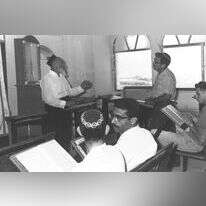 כתבי הרב אריה בינה עם תלמידים, 1968. | משה מילנר, לע"מ