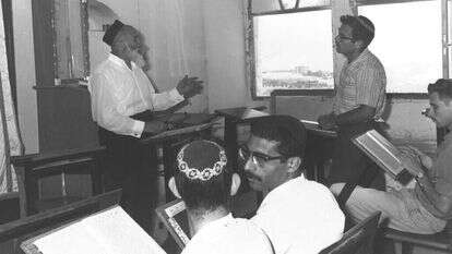 כתבי הרב אריה בינה עם תלמידים, 1968. | משה מילנר, לע"מ