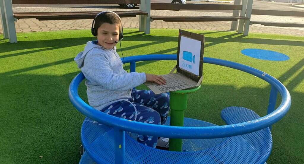 ידידיה קראוס בתלבושת הקבועה של החודישם האחרונים: חצי פיג'מה חצי חולצת בית ספר. | יאיר קראוס