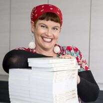 לכתוב זה צורך נפשי. מיכל פרץ. | אוליבייה פיטוסי, פלאש 90