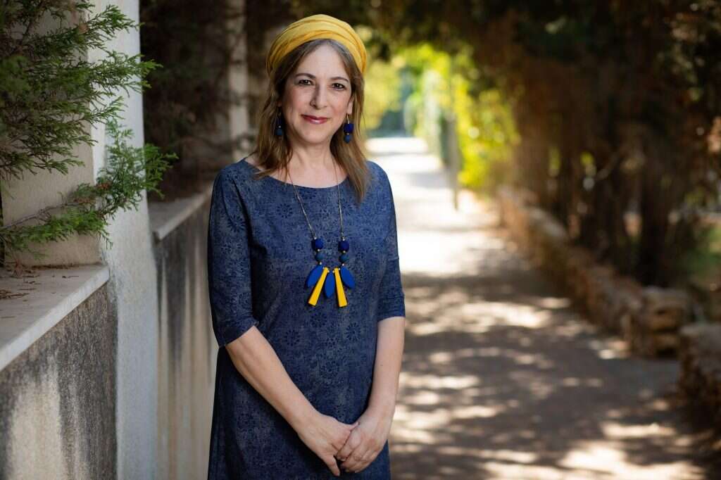 עזרה לשמור על הכותבות.עורכת הספר, אתי אלבוים. | אוליבייה פיטוסי, פלאש 90