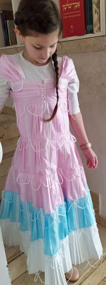 נס(י)כה ב-מ'. עיצוב ותפירה: אלישבע כריש