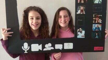 זום בפיג'מה: שי רוזיאביץ (מימין) ואלה בוגנים. | איתי רוזיאביץ