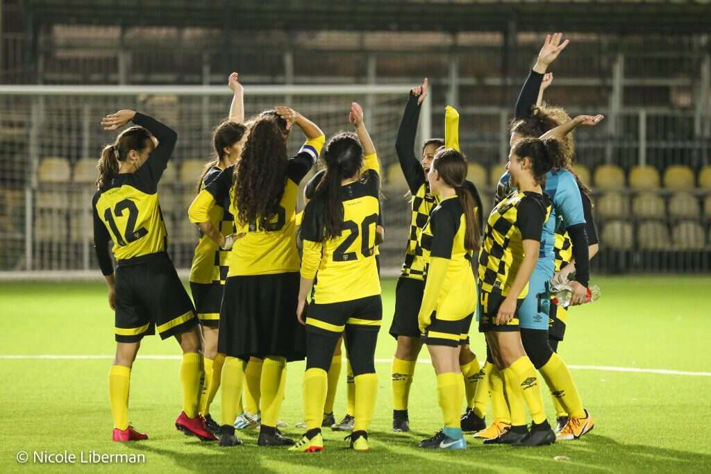 להתאמן חזק כדי לעלות לליגת העל. אימון של קבוצת הכדורגל. | ניקול ליברמן